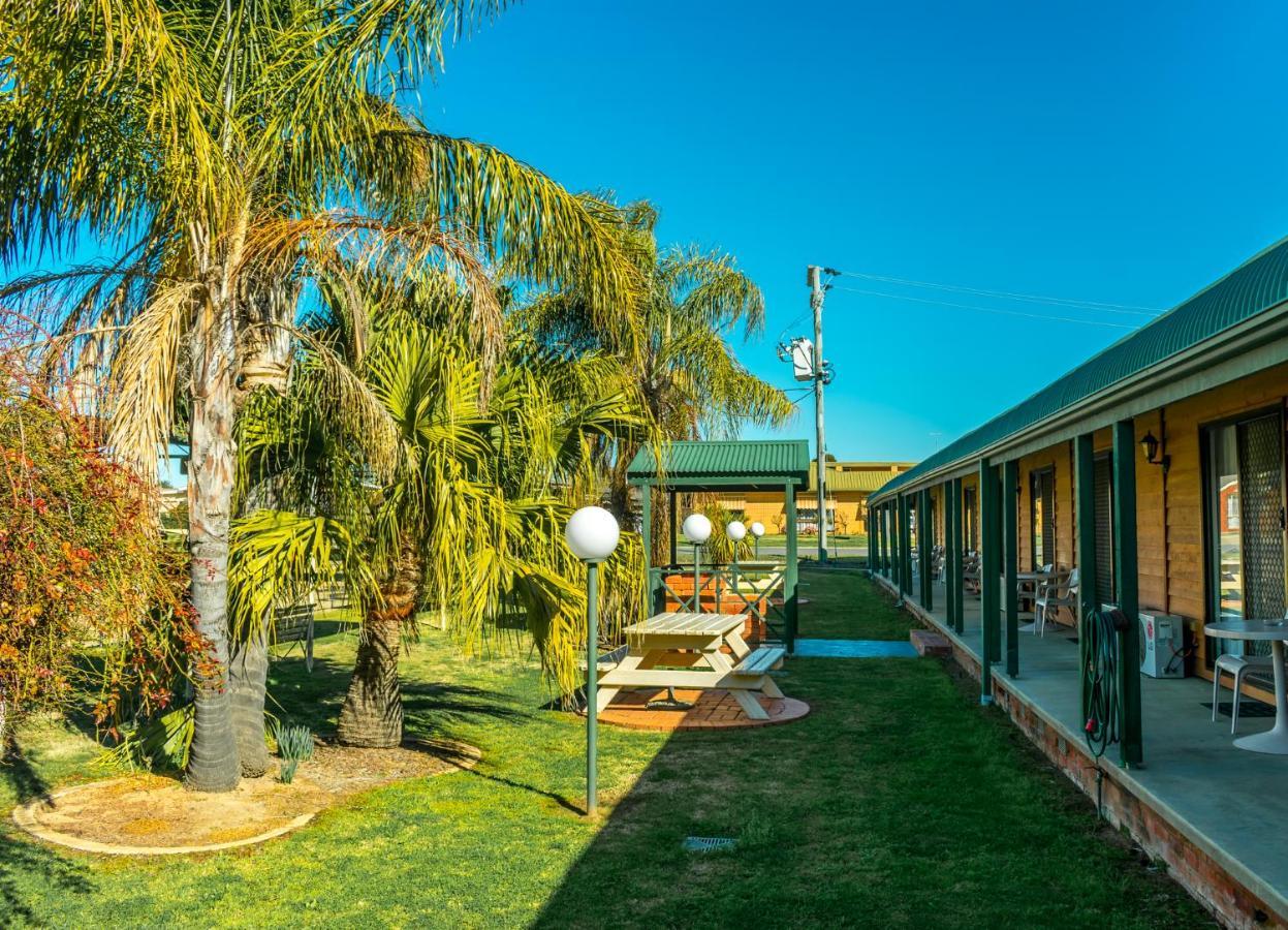 Deniliquin Country Club Motor Inn Zewnętrze zdjęcie