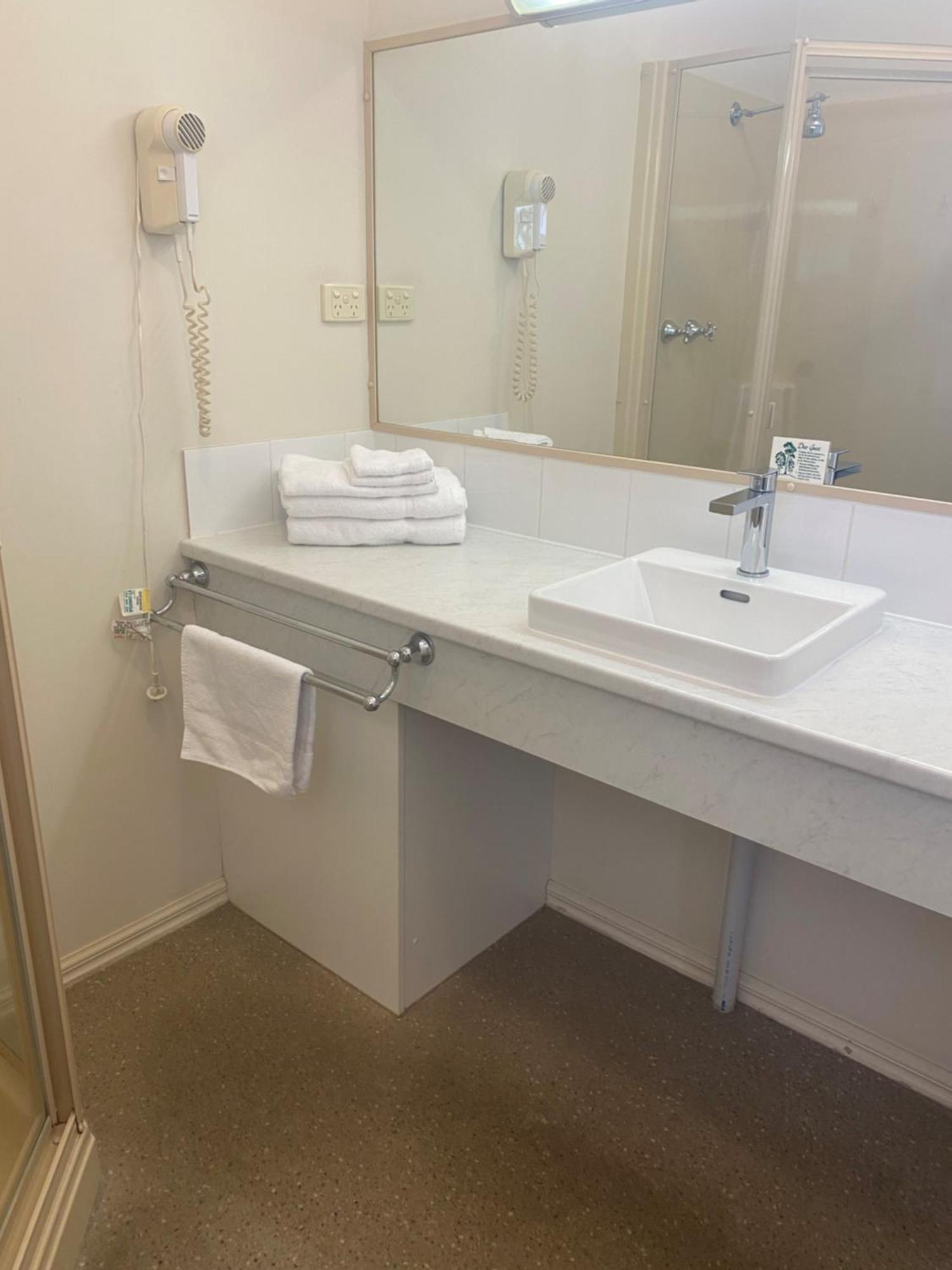 Deniliquin Country Club Motor Inn Zewnętrze zdjęcie