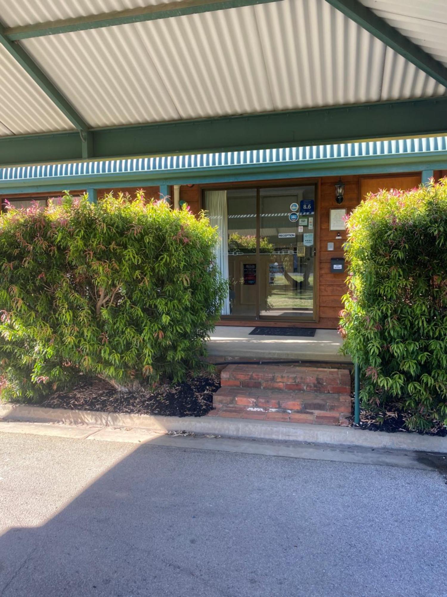Deniliquin Country Club Motor Inn Zewnętrze zdjęcie