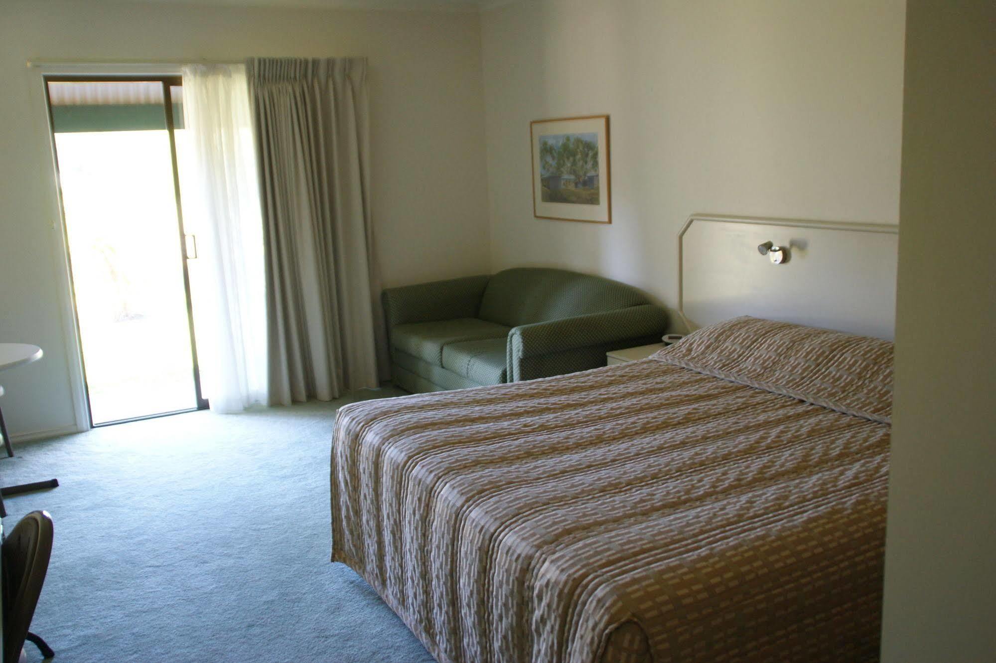 Deniliquin Country Club Motor Inn Zewnętrze zdjęcie