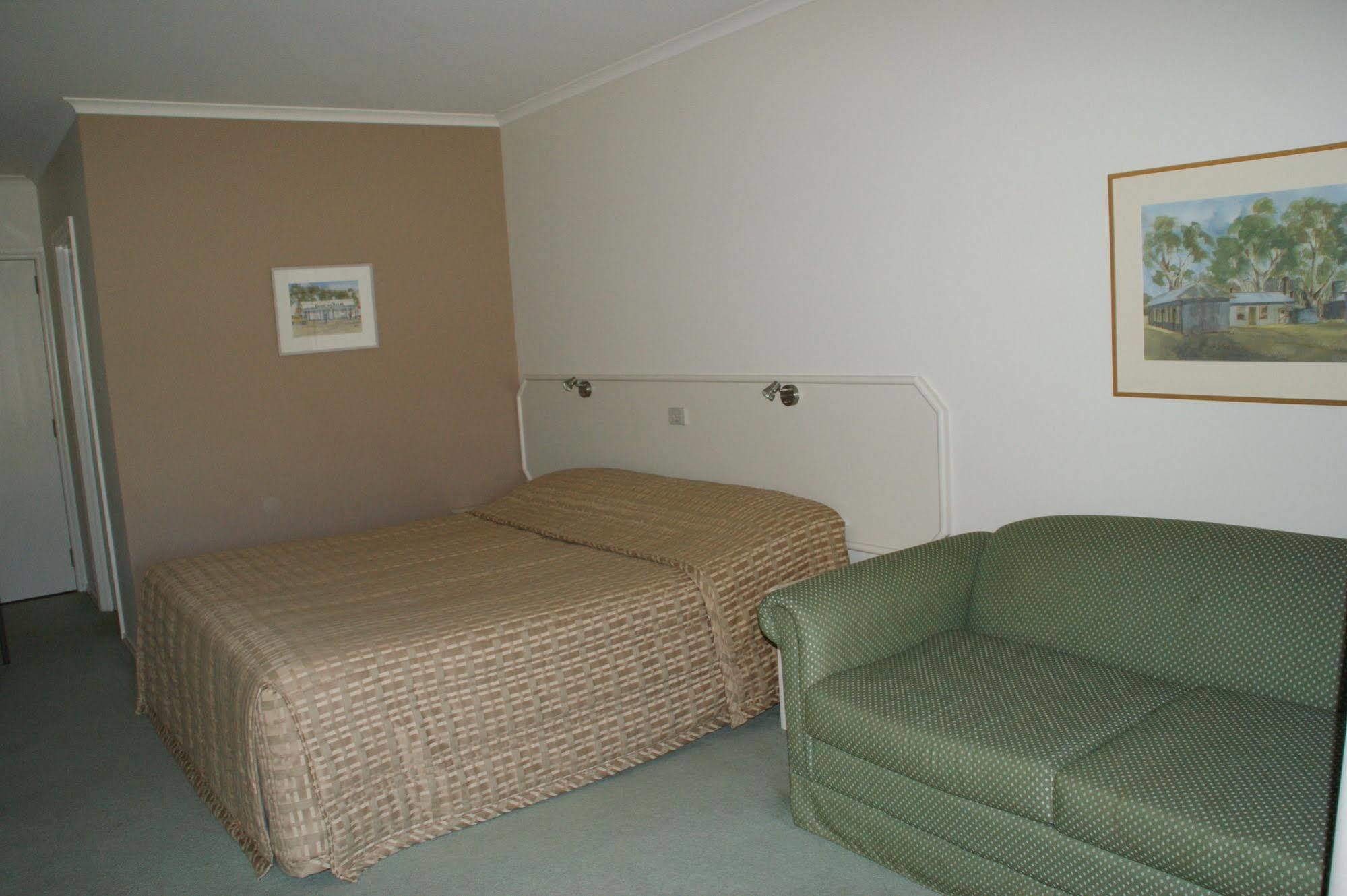 Deniliquin Country Club Motor Inn Zewnętrze zdjęcie